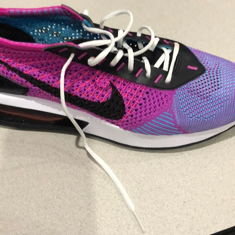 Nike flyknit women’s size 9.5 bright  purple color - Picture 2 of 7